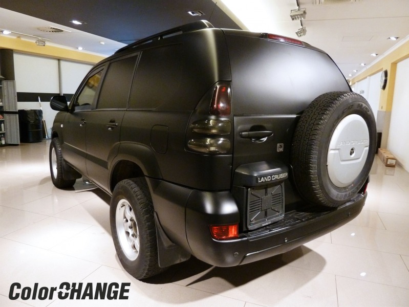 Toyota Land Cruiser - kompletný polep auta fóliou - black matte. Nalepené sú i zadné a bočné okná.