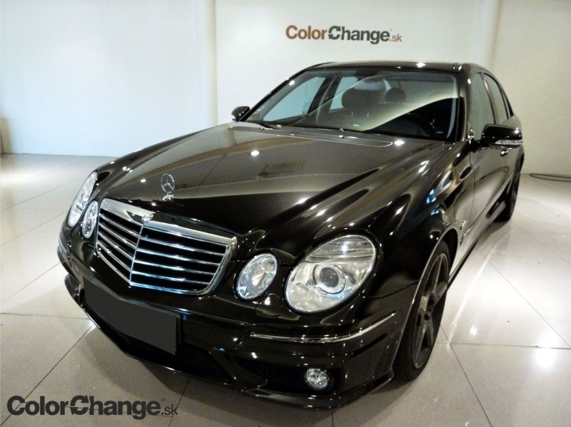 Mercedes E - kompletný polep  auta fóliou Black pearl gloss