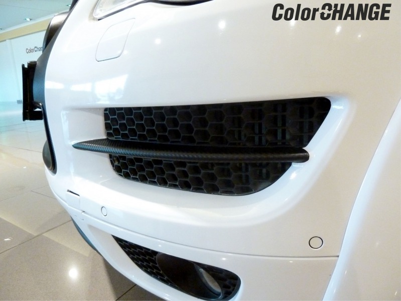 VW Touareg - kompletný polep auta bielou fóliou s 3D cabónovými doplnkami