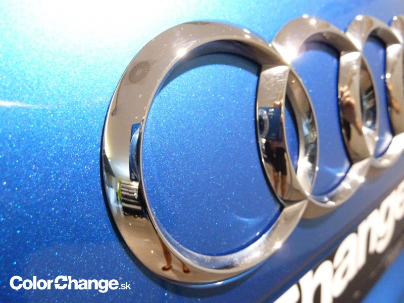 Audi Q3 - kompletný polep auta kombináciou fóliou Bright blue / silver metallic - znak Audi - detail