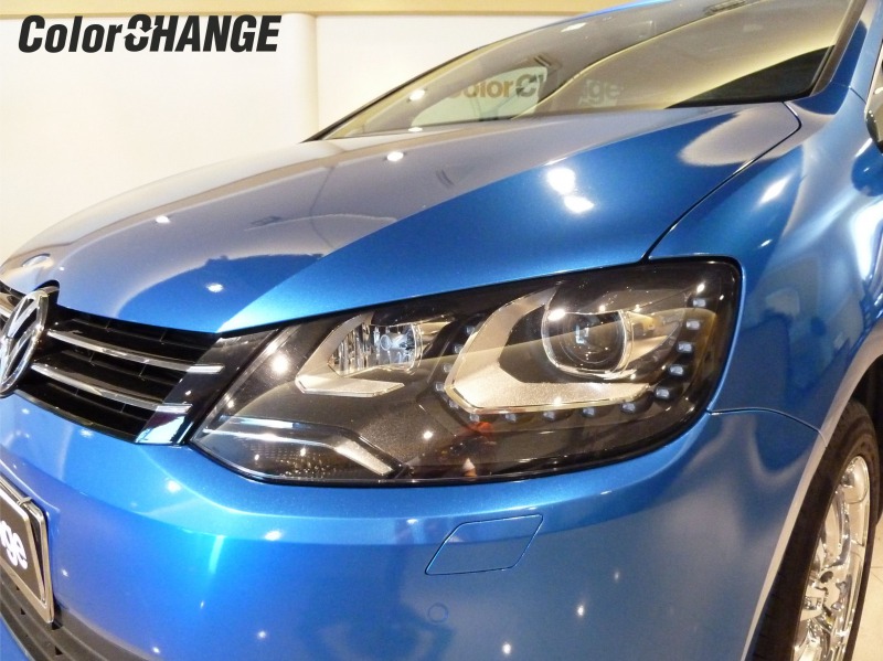 VW Sharan - kompletná zmena farby auta fóliou Bright blue metallic - detail svetla