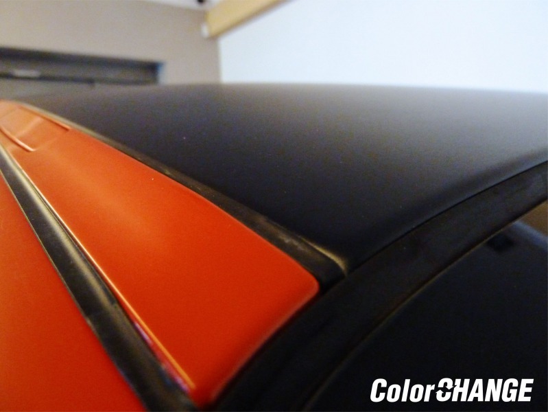 Porsche Carerra 4S - polep strechy čiernou matnou fóliou - detail strešné lišty