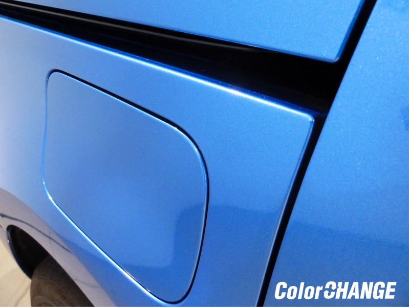 VW Sharan - kompletná zmena farby auta fóliou Bright blue metallic - detail zakončenia nádrže